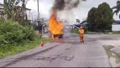 Satu unit mobil pick up di lalap si jago merah di depan SPBU Raya. - www.tajamnews.co.id