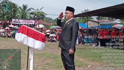 *Anggota DPRD Simalungun, Julham Apandi Saragih, Membacakan Teks Proklamasi pada Upacara HUT ke-80 RI di Silou Kahean* - www.tajamnews.co.id