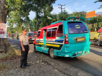 Kapolres Simalungun Turun Langsung Awasi Pengaturan Lalin Pagi, Pastikan Masyarakat Aman Beraktivitas - www.tajamnews.co.id