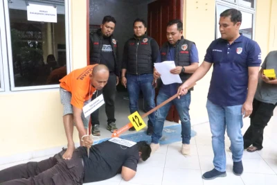 Akibat meja billiar terjadinya pembunuhan berdarah di dolok silau terkuak dalam 15 adegan saat Polres Simalungun gelar rekontruksi. - www.tajamnews.co.id