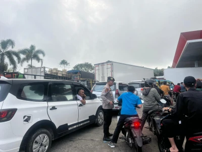 Antrean Panjang di SPBU Raya, Kasat Samapta Polres Simalungun Turun Langsung Atur Lalin dengan Sistem Buka-Tutup - www.tajamnews.co.id