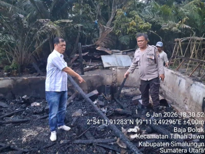 Respons Cepat Polsek Tanah Jawa Tangani Kebakaran Rumah Warga Lansia di Baja Dolok - www.tajamnews.co.id