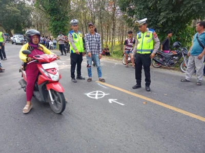 Tangani Kecelakaan Maut di Tapian Dolok, Kanit Gakkum dan Kapolsek Serbalawan Tunjukkan Respon Cepat - www.tajamnews.co.id