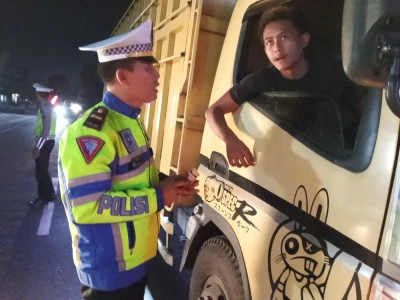 Jangan Ngantuk, Nyawa Berharga! Himbauan Kanit Gakkum IPDA Yancen Untuk Para supir..saat Membagikan Kopi pada Malam hari.. - www.tajamnews.co.id