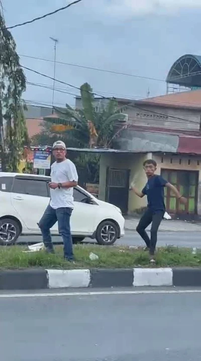 Bus Karyawan Almasar Karona Dilempari Preman di Pintu Tol Bandar Selamat, Sopir Dipukul Martil - www.tajamnews.co.id