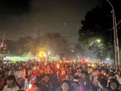 Jelang Ramadan, Ribuan Umat Islam di Medan Gelar Pawai Obor - www.tajamnews.co.id