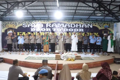 Kapolres Simalungun Sapa Ramadan Door to Door: Santunan Santri, Bagi Sembako, Buka Puasa Bersama di Pondok Pesulukan - www.tajamnews.co.id