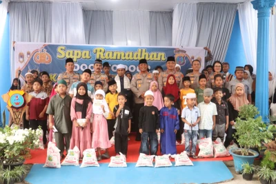 Sapa Ramadan Door To Door Polres Simalungun: Kapolres Aritonang Peluk 50 Anak Yatim Sambil Menangis, Salurkan Santunan dan Pesan Anti-Narkoba - www.tajamnews.co.id