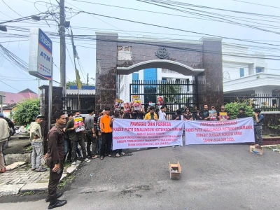 *Disambut Perwakilan Kejatisu, Puluhan Massa Minta Periksa Hotbinson Damanik dan Mhd Ali Damanik Atas Dugaan Korupsi di PUTR Simalungun* - www.tajamnews.co.id