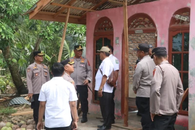 Peduli Korban Bencana, Kapolres Simalungun Serahkan Bantuan Kemanusiaan bagi 161 Rumah Warga Terdampak Angin Puting Beliung - www.tajamnews.co.id