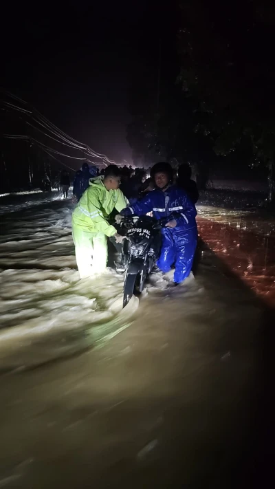 Sigap, Polsek Dolok Batu Nanggar Terjun Langsung Bantu Evakuasi Korban Banjir Luapan Sungai Sikam, 150 Rumah Warga Terdampak - www.tajamnews.co.id