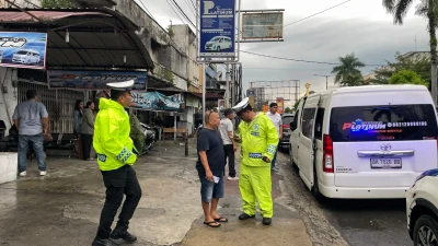 Teguran Masih Dikangkangi!! Petugas Harus Tilang Driver Sejahtera Platinum yang Bebas Naik & Turunan Penumpang - www.tajamnews.co.id